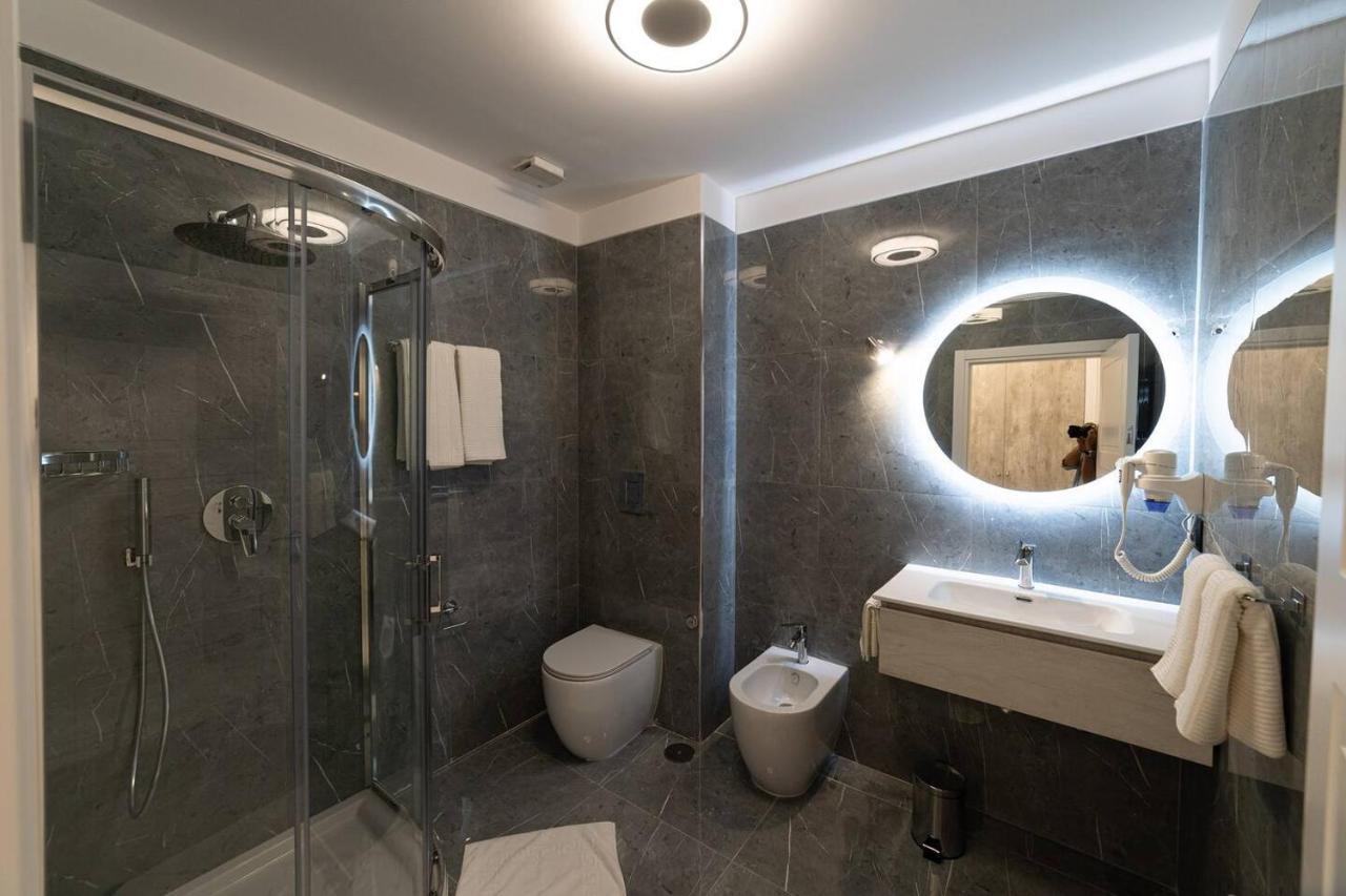 Apartments Hotel Real Suite Napoli Chiaia Mergellina Exterior foto